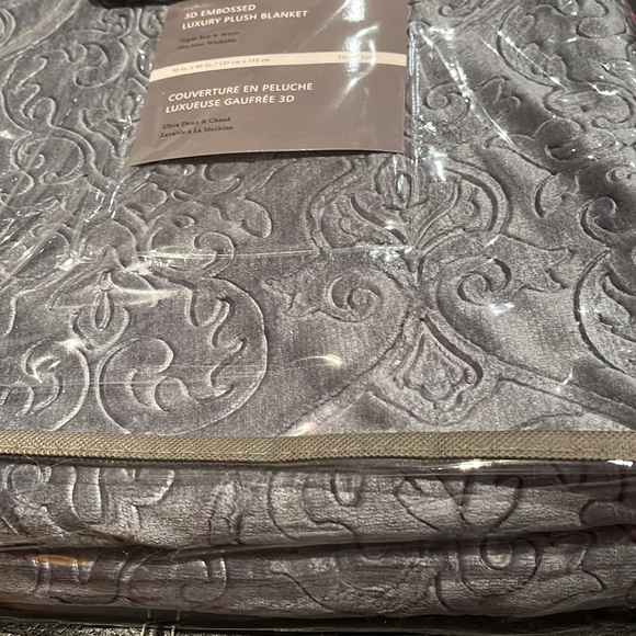 NWT 3D EMBOSSED LUXURY PLUSH BLANKET 🔥🔥 - Picture 3 of 8